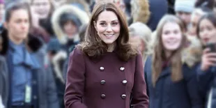 [FOTO] Ups! Sepatu Heels Kate Middleton Tersangkut Tutup Selokan