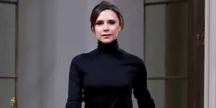 [FOTO] Victoria Beckham Nekat Naik Tangga Pakai High Heels