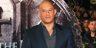 [FOTO] Vin Diesel Ayunkan Pedang Berapi di Hadapan Banyak Orang