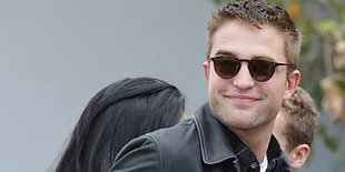 [FOTO] Wajah Ceria Robert Pattinson Usai Kencan Dengan FKA Twigs