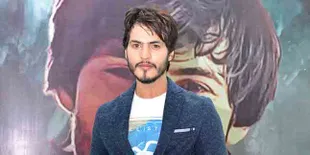 [Foto] Wajah Serius Ravi Bhatia di Lokasi Syuting, Nggemesin!