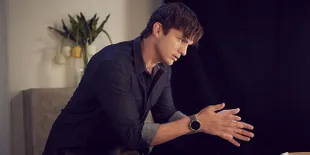 [FOTO] Yuk Intip Gaya Ganteng Ashton Kutcher Saat Asuh Anak