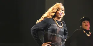 [Foto] Yuk Intip Gaya Rihanna Saat Ganti Popok Bayi