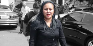 Fotonya di Buku Yasin Olga Syahputra, Mak Vera Tak Takut Pamali?