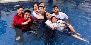 Fuji Lomba 17-an di Rumah, Pria Berkaus Putih Jadi Sorotan