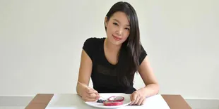 Gadis Ini Mungkin Tak Berbakat Main Bola, Tapi Dia Jago...