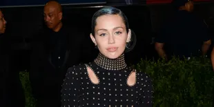 Gagal Cetar di Red Carpet, Miley Cyrus Malah Umbar Bulu Ketiak