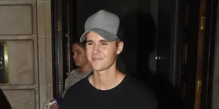 Gagal Main Skateboard di Atas Panggung, Justin Bieber Kesakitan