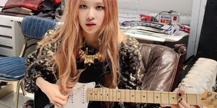 Gak Cuma Jago Nyanyi, Ternyata 8 Idol K-Pop Ini Juga Jago Main Gitar