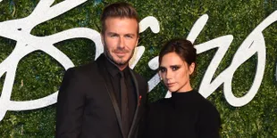Gandengan Mesra, David & Victoria Beckham Bak Masih Pacaran