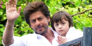 Ganteng, AbRam Khan Ikut Shahrukh Khan Sapa Fans di Hari Lebaran
