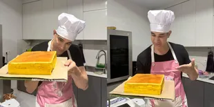 Ganteng dan Gagah, Ternyata Okan Cornelius Juga Jago Bikin Kue - Ini Aksinya saat Buat Lapis Legit