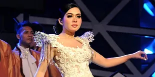 Ganti Warna Stiker Lamborghini, Syahrini Pilih Warna Emas Grammy