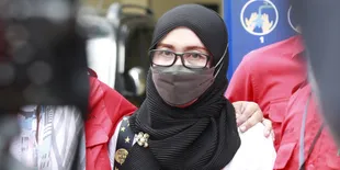 Gara-gara Ulah Putranya, Ibunda Adam Deni Nangis Minta Maaf Ke Ahmad Sahroni