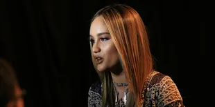 Gaun Cinta Laura Curi Perhatian di Resepsi Pernikahan Raditya Dika