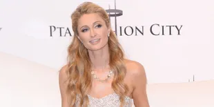Gaun Melorot - Terinjak, Paris Hilton Bikin Malu Dirinya Sendiri
