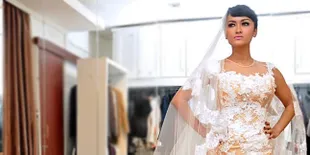 [Foto] Gaun Merah Tembus Pandang, Untuk Nikahan Julia Perez?