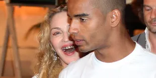 Gaya Baru, Madonna Hiasi Gigi Dengan Emas Bertabur Berlian