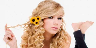 Gaya Casual Taylor Swift Dalam Iklan Parfum Terbarunya