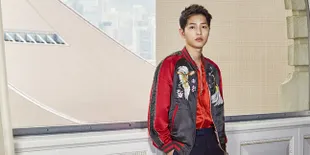 Gaya Cute Song Joong Ki Saat Pemotretan, Bikin Gagal Fokus