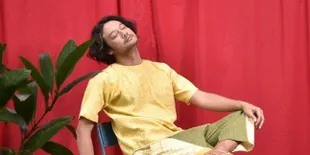Gaya Dwi Sasono Menunggu Jemuran Kering, Ungkap Kangen Panas dan Hujan