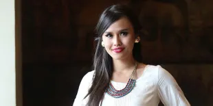 Gaya Eksentrik Nita Sofiani Dengan Kacamata Unik, Berani Tiru?