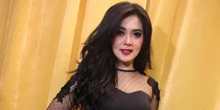 Gaya Kibas Rambut Syahrini Mirip Dengan Nike Ardilla?
