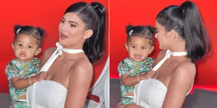Gaya Lucu Stormi Webster Saat Pakai Lipstik Kylie Jenner, Bikin Gemas!