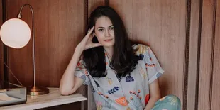 Gaya Sabai Dieter Morscheck Saat Mau Antar Anak-Anak Vaksin Jadi Sorotan, Kece Badai Bak Anak Kuliah