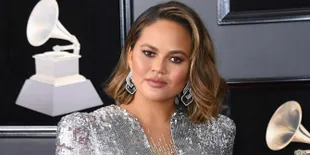 Gaya Stylish Chrissy Teigen Saat Gendong Bayi, Cantik Banget!
