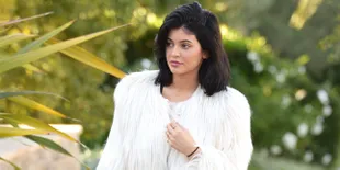 Gelar Pesta Ulang Tahun, Kylie Jenner Nekat Pakai Baju Transparan