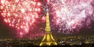 Gemerlap New Year's Eve di Paris, Perancis!