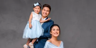 Gemes Banget! Nastusha Elus-Elus dan Cium Baby Bump Chelsea Olivia