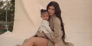 Gendong Stormi Webster, Kamar Mandi Mewah Kylie Jenner Bikin Gagal Fokus