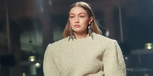 Gigi Hadid Posting Foto Gendong Bayinya dan Pamer Dekorasi Natal
