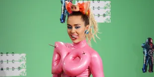 Gila! Miley Cyrus Ingin Pasang Implan Tanduk & Corset Piercing