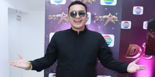 Gilang Dirga Ngakak Parah Lihat Penampilan Para Komika di JICOMFEST 2019