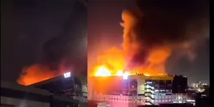 Glodok Plaza Kebakaran, 105 Personel Damkar Dikerahkan Untuk Padamkan Api - Ada Warga yang Terjebak