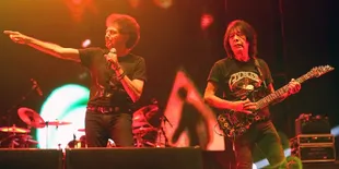 God Bless Buka Aksi Panggungnya dengan Lagu Padamu Negeri di JogjaROCKarta 2018