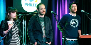 Gokil Pakai Instrumen Baru, Chvrches Nyanyikan 'What Do You Mean'