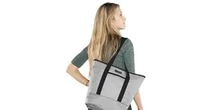 Gunakan Tas Keranjang ke Mal, Seorang Bule Curi Perhatian Netizen