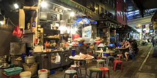 Habis Kena Tilang? Makan Gratis Di Warung Ini, Yuk!