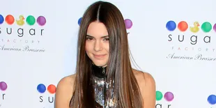 Hadiri AMA Awards, Kendall Jenner Pakai Kalung 'Ala' Indonesia?