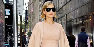 Hadiri Golden Globe, Rosamund Pike Ekspos Tubuh Seksinya