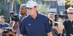 Hadiri Parade Komunitas Gay, Caitlyn Jenner Secantik Sosialita