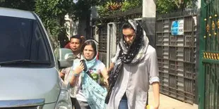 Hadiri Pemakaman Ayah Ariel, Manuela Anak Sophia Latjuba Menangis