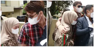 Hadiri Pemeriksaan Atas Kasus Doni Salmanan, Rizky Billar Begitu Protektif Rangkul Lesti