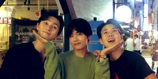 Hadiri Premier 'THE DIVINE FURY', V BTS Beri Dukungan Park Seo Joon dan Choi Woo Shik