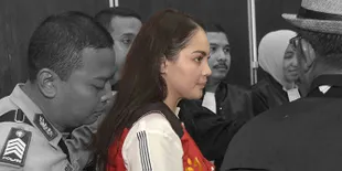 Hadiri Sidang Perdana, Penampilan Jennifer Dunn Tetap Menawan