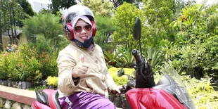 Hadiri Sidang Putusan Cerai Dirinya dan Kiwil, Rohimah Tampil Nyentrik Kendarai Motor Sendiri